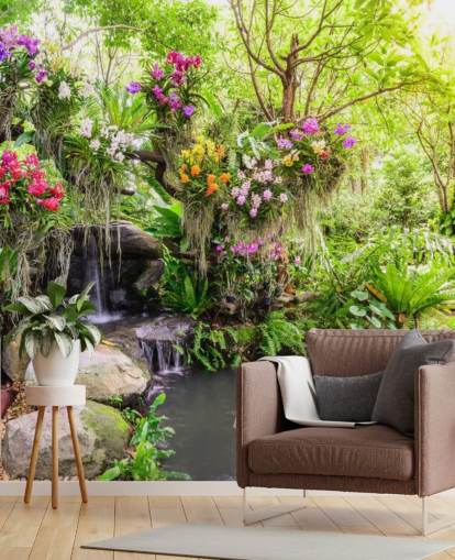 groene op maat gemaakte waterval behangmuurschildering genaamd Orchid Garden Waterfall voor woonkamers