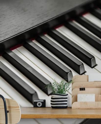 svartvita pianotangenter tapetväggmålning kallad Piano Keys för skolor, arenor och repetitionsutrymmen