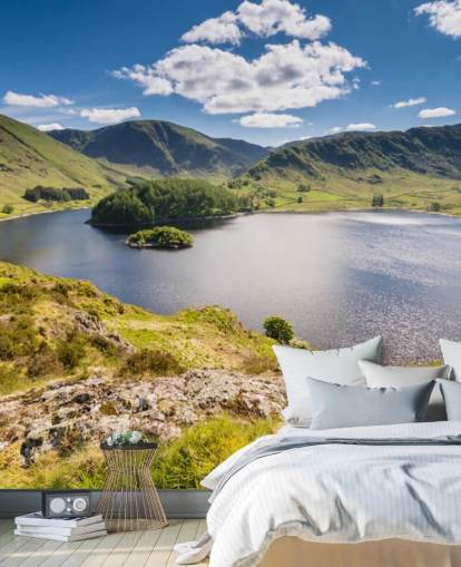 blauwe en groene meerbehangmuurschildering genaamd Haweswater van Whiteacre Crag voor slaapkamers, woonkamers en thuiskantoren