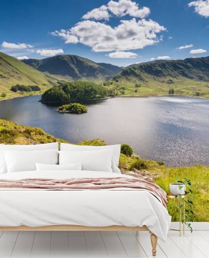 mural de papel de parede de lago azul e verde chamado Haweswater de Whiteacre Crag para quartos, salas de estar e escritórios domésticos
