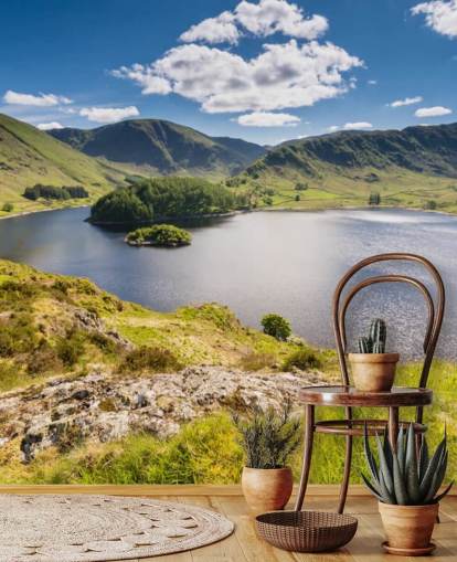 blauwe en groene meerbehangmuurschildering genaamd Haweswater van Whiteacre Crag voor slaapkamers, woonkamers en thuiskantoren blauwe en groene meerbehangmuurschildering genaamd Haweswater van Whiteacre Crag voor slaapkamers, woonkamers en thuiskantoren
