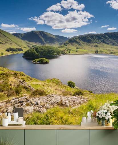 blauwe en groene meerbehangmuurschildering genaamd Haweswater van Whiteacre Crag voor slaapkamers, woonkamers en thuiskantoren