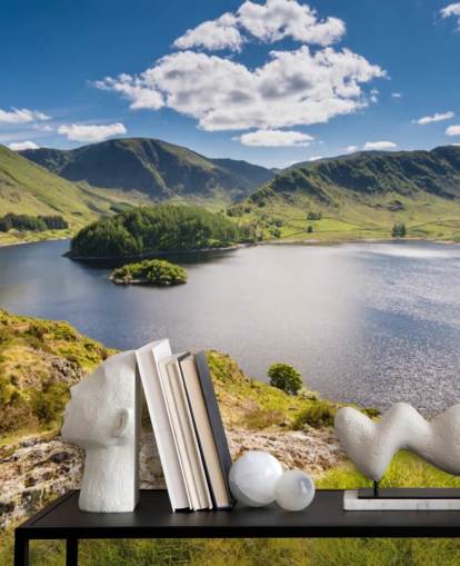 mural de papel de parede de lago azul e verde chamado Haweswater de Whiteacre Crag para quartos, salas de estar e escritórios domésticos mural de papel de parede de lago azul e verde chamado Haweswater de Whiteacre Crag para quartos, salas de estar e escritórios domésticos