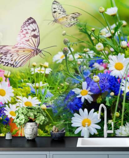 Wandtapete Schmetterlinge in Blau, Grün und Weiß, personalisierbar, Schmetterlinge und Blumen, für Unternehmen, Pflegeheime und Korridore