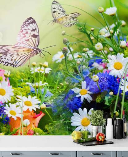 mural de papel pintado de mariposas personalizable azul, verde y blanco llamado Mariposas y flores para negocios, residencias de ancianos y pasillos