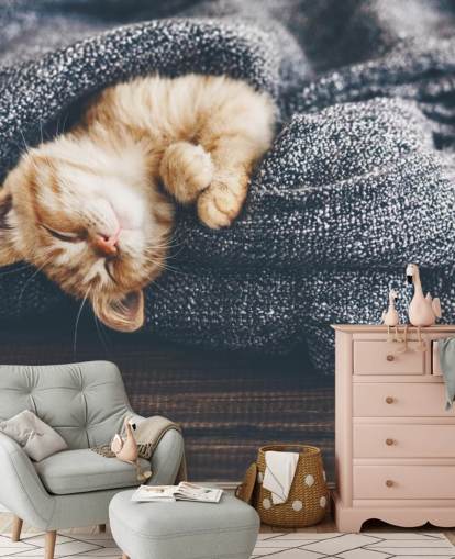 ingefära kattunge sover på grå filt