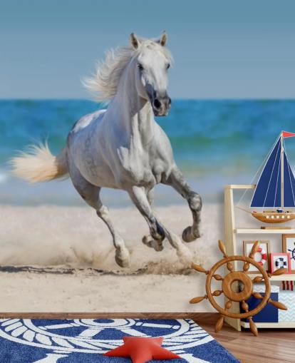 Hvit hest som løper på stranden veggmaleri Hvit hest som løper på stranden veggmaleri