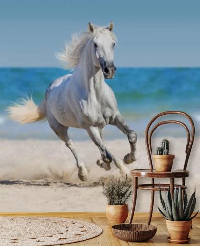 Decorazione murale con cavallo bianco che corre sulla spiaggia