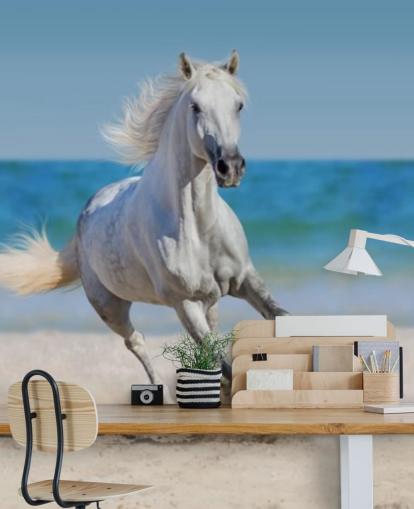 Mural de caballo blanco corriendo por la playa