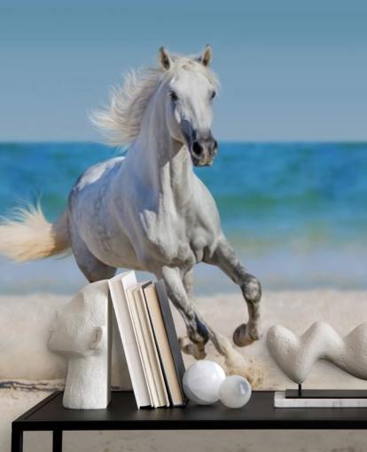 Muurschildering van het witte paard dat op het strand rent