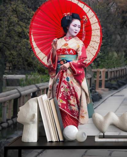 japanisches Geisha-Mädchen in roter Tapete
