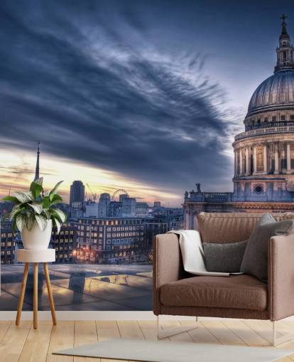 Cala la notte sul murale con la cattedrale di San Paolo