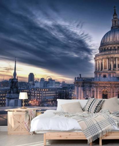 De nacht valt over de muurschildering van St. Paul's Cathedral