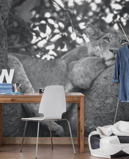 Mural León descansando sobre una rama