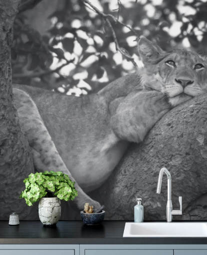 Lion vilar på en gren väggmålning