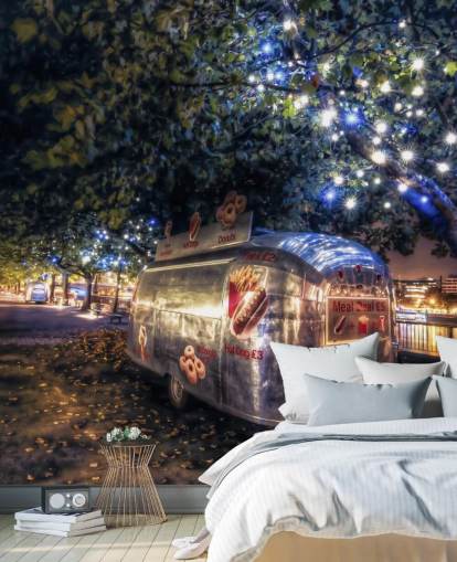 papier peint caravane argentée dans la forêt éclairée papier peint caravane argentée dans la forêt éclairée