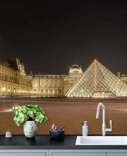Mural Museo del Louvre en la noche