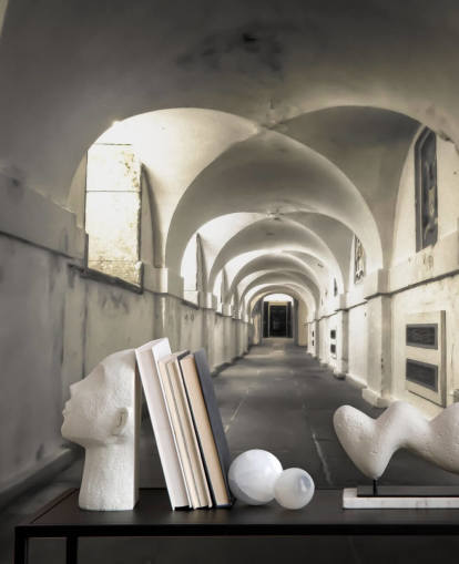 murale lungo coridoor edificio bianco