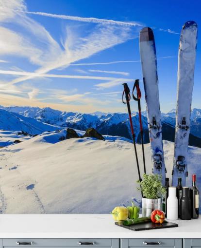 Luchten en skistokken in sneeuwbehang