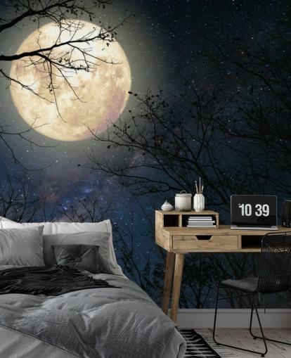 Mural de pared Cielo estrellado azul marino con luna sobre el bosque