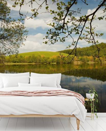 Decorazione murale con lago in campagna lussureggiante