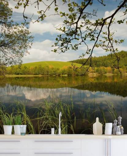 Decorazione murale con lago in campagna lussureggiante
