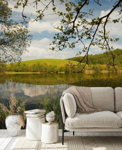 Decorazione murale con lago in campagna lussureggiante