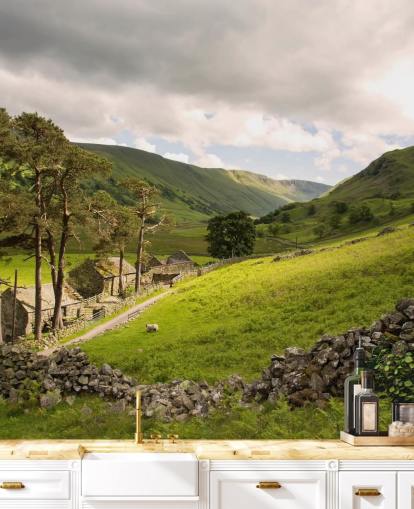 Decorazione murale con fattoria, campi e pietra secca nella valle dei laghi