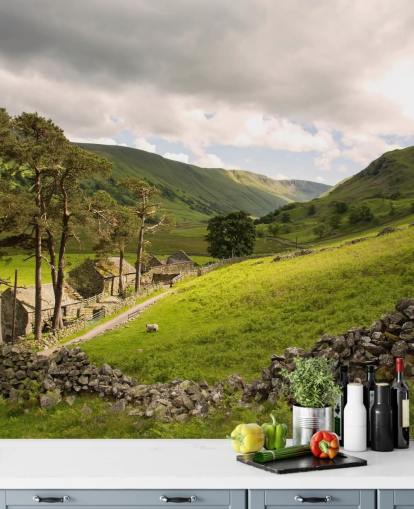 Decorazione murale con fattoria, campi e pietra secca nella valle dei laghi