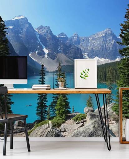 blauwe meer- en bergmuurschildering genaamd Moraine Lake in de Canadese Rockies voor thuiskantoren en woonkamers blauwe meer- en bergmuurschildering genaamd Moraine Lake in de Canadese Rockies voor thuiskantoren en woonkamers