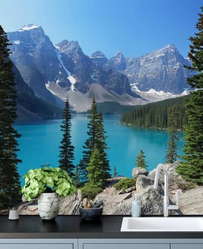 mural de papel pintado azul de lago y montaña llamado Lago Moraine en las Montañas Rocosas canadienses para oficinas en casa y salas de estar