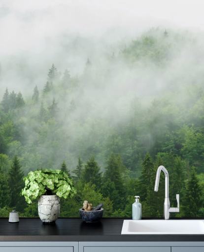 Decorazione murale con nebbia sulla foresta