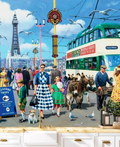 mural de papel de parede colorido da era passada chamado Happy Days Blackpool de Kevin Walsh para casas de repouso