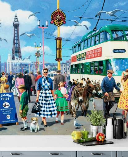 colorido mural de papel pintado de la época pasada llamado Happy Days Blackpool de Kevin Walsh para residencias de ancianos