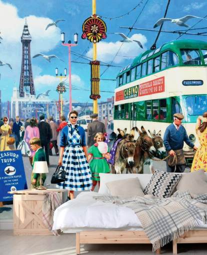 carta da parati murale colorata di epoca passata chiamata Happy Days Blackpool di Kevin Walsh per case di cura