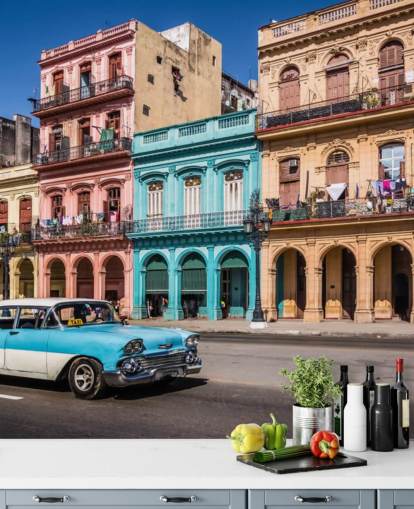 Türkisfarbenes altes Auto auf Old Havana Street Tapete