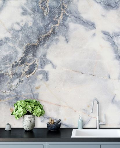 carta da parati murale in marmo bianco e blu personalizzabile chiamata White Marble per cucine e bagni