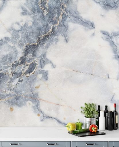 mural de papel pintado de mármol personalizable blanco y azul llamado White Marble para cocinas y baños