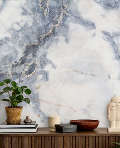 mural de papel de parede de mármore personalizável branco e azul chamado White Marble para cozinhas e banheiros