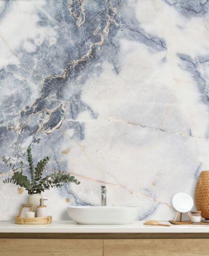 mural de papel de parede de mármore personalizável branco e azul chamado White Marble para cozinhas e banheiros