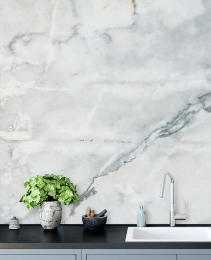 witte marmeren behangmuurschildering genaamd Classic Marble voor slaapkamers, badkamers en keukens