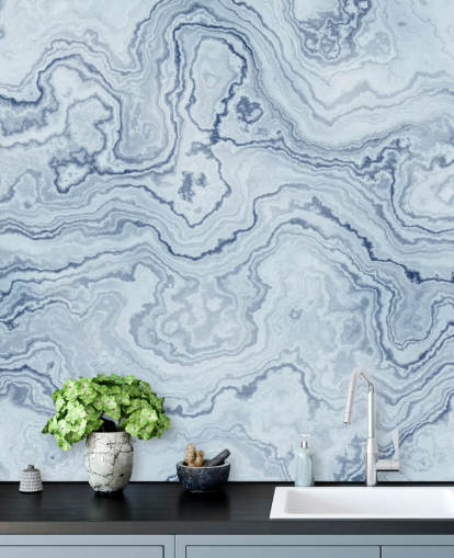 ljusblå och vit marmor tapetväggmålning kallad Light Blue Marble för badrum och kök