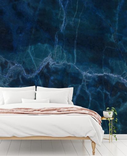 marinblå anpassningsbar marmor tapetväggmålning kallad Dark Blue Marble för sovrum, badrum och kök