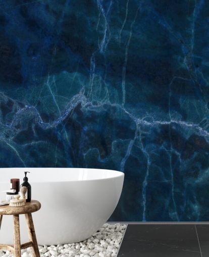 mural de papel de parede de mármore personalizável azul marinho chamado Dark Blue Marble para quartos, banheiros e cozinhas
