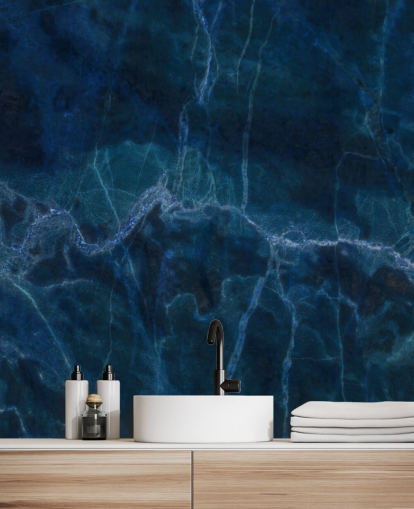 marinblå anpassningsbar marmor tapetväggmålning kallad Dark Blue Marble för sovrum, badrum och kök