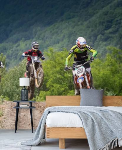 Motocross racere går over en bakke tapet