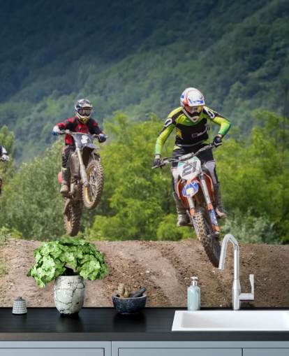 Motorcross Racers gaan over een heuvel behang