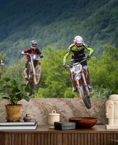 Motocross racere går over en bakke tapet