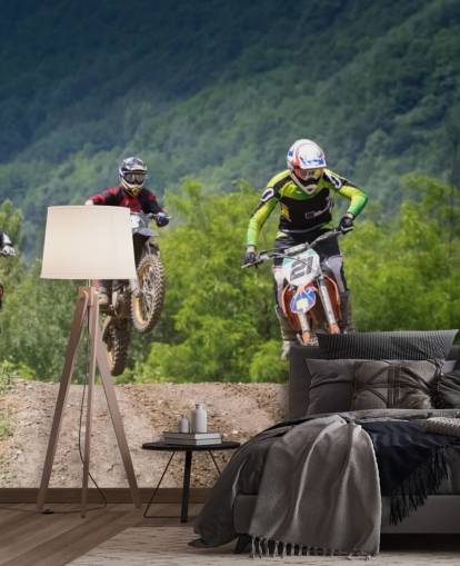 Motocross racere går over en bakke tapet