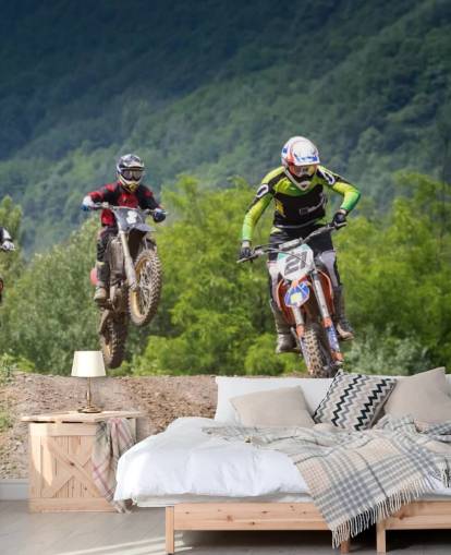 Motorcross Racers gaan over een heuvel behang